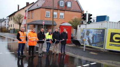 Bild: Thomas Dobler
Vertreter des Staatlichen Bauamts, des Ingenieurbüros, von Baufirma und städtischem Bauamt (von links) nahmen am Freitag die Verkehrsfreigabe der Oberviechtacher Straße vor. Die siebenmonatige Straßensperrung fand damit ihr Ende.