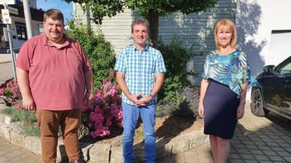 Bild: jp
Wassermeister Elmar Halk (Mitte) ist der neue Vorsitzende der Wasserversorgung Schwend-Poppberg-Gruppe. Mit ihm freuen sich Illschwangs Bürgermeister Dieter Dehling und Birglands Bürgermeisterin Brigitte Bachmann.