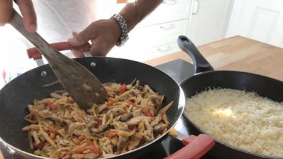 Bild: Schiffer
Portionsweise wurde das Fleisch angebraten. Wenn das Gemüse gar ist, wird es wieder dazu gegeben.