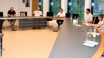 Bild: sche
Bei einer informativen Gesprächsrunde im Gemeindezentrum Freudenberg (von links) Michael Scharl (LBV), Markus Raum (LBV) , Rudolf Leitl (Gebietsbetreuer beim Landschaftspflegeverband AS), Bürgermeister Alwin Märkl, Tim Jüntgen (Fischereiverein Amberg), Ines Filipovic (Investorin) sowie Katja Stiegler und Stefanie Ringer (beide AOVE).