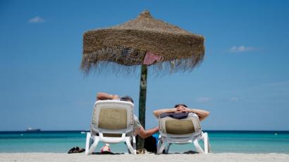 Bild: Julian Stratenschulte/dpa
Das Auswärtige Amt hat Reisewarnungen für Teile Spaniens und Kroatiens ausgesprochen.