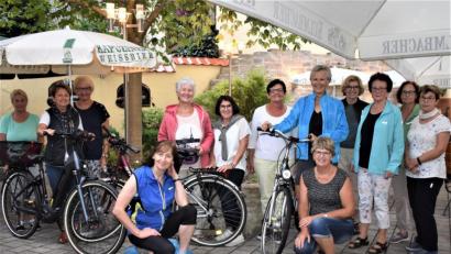 Bild: rgr
Nach der Radtour lassen es sich die Damen des Katholischen Frauenbunds im Biergarten gut gehen.