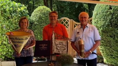 Bild: Markt Eslarn
Bürgermeister Reiner Gäbl (Mitte) erhält von Anneliese Zimmermann und Johann Zimmermann die Vereinsutensilien.