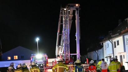 Bild: gf
Die Amberger Feuerwehr musste am Donnerstag in der Sven-Hedin-Straße einen Zimmerbrand löschen.