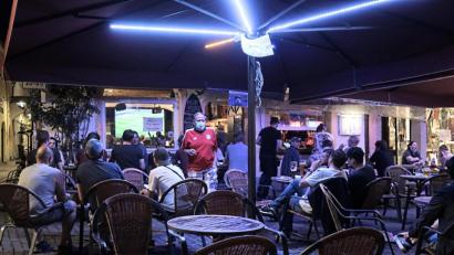 Bild: Kunz
Die einzige Möglichkeiten für Gäste im Außenbereich des Lokals, Fußball zu gucken: Durch die Fensterscheibe oder die offene Tür.