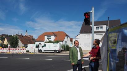 Bild: bl
Die Ampel mit dem roten Pfeil an der Kreuzung Neunburger Straße/Oberviechtacher Straße sorgt für Sicherheit bei den querenden Fußgängern und erleichtert gleichzeitig den Linksabbiegern das Einscheren in die vorfahrtsberechtigte Straße.