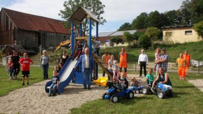 Bild: wro
Der neue „Kaswast-Spielplatz" kostete rund 25.000 Euro und entstand in Eigenleistung. Übergeben wurde er an die Eltern und Kinder von Bürgermeister Toni Dutz (vorne Mitte) und den Bauhofmitarbeitern (rechts).