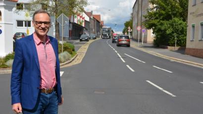 Bild: jr
Bürgermeister Bernd Sommer steht an der Einmündung der Münchenreuther Straße in die Egerer Straße. Ab hier wird ab kommenden Montag, 24. August, der Verkehr mit einer Ampel einseitig auf der B 299 durch Waldsassen geleitet. Ab 14. September gibt es dann sogar eine Vollsperrung, Umleitungen sind eingerichtet.