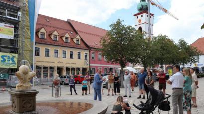 Bild: Stadt Tirschenreuth/exb
Bürgermeister Franz Stahl führte die Teilnehmer der Exkursion zu den wichtigen Baustellen der Stadt.