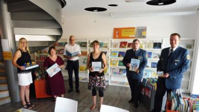 Bild: ibj
Mit dem Büchereiteam um Anita Pirner, Angelika Englhardt, Bürgermeister Bernhard Lindner und Cornelia Kemmel (von links) freuen sich stellvertretender THW-Ortsbeauftragter Harald Enßner und Ortsbeauftragter Günter Götz (von rechts) über die Bücherübergabe.