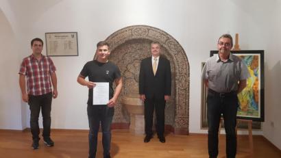 Bild: dob
Maximilian Rewitzer (Zweiter von links) ist das Strahlen über die bestandene Abschlussprüfung ins Gesicht geschrieben. Bürgermeister Andreas Wutzlhofer (Zweiter von rechts), Kämmerer Rainer Dötsch und der neue Geschäftsleiter Thomas Herrmann (links) gratulieren dazu. Rewitzer übernimmt dessen Ressort im Einwohnermeldeamt.