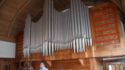 Bild: bö
Neuer Glanz und alte Klangvielfalt kommen an. In der Hauskapelle des Salesianerklosters war in den vergangenen Monaten die Reiser-Orgel restauriert worden. Das Besondere an ihr: Sie ist ein Stück größer als die Orgel in der benachbarten Pfarrkirche St. Jakobus. Kirchenmusiker Bernhard Müllers gab ein Orgelkonzert.