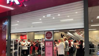 Bild: Gabi Schönberger
Das Rolltor geht hoch - Applaus der Belegschaft, dass es nun losgeht: Donnerstagmorgen bei TK Maxx im NOC.