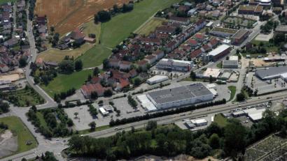 Bild: Bernd Georgi
Mit rund 7700 Quadratmetern Verkaufsfläche zählt der Real-Markt in Amberg zu den Durchschnittsfilialen der Kette. Das Luftbild entstand im Juli 2020.