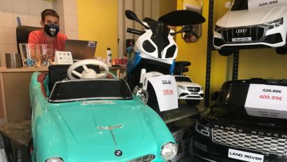 Bild: Gabi Schönberger
Elektrische Autos für Kinder verkauft Daniel Kretai (links) in seinem neuen Geschäft in Weiden.