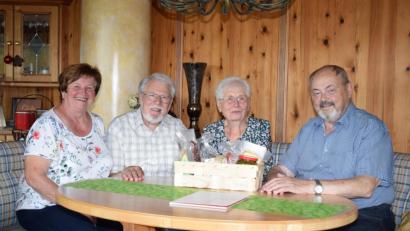 Bild: bnr
Schon über 100 Mal verbrachten Christine und Herbert Dupke aus Bielefeld ihren Urlaub in Trausnitz. Bei Juliane und Hubert Pröls sind sie in der Pension "Burgblick" bestens untergebracht.