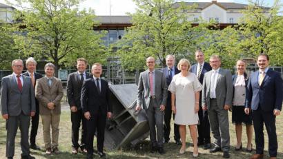 Bild: Wolfgang Steinbacher
Das neue Studienfach Physician Assistant wird zwar künftig an der OTH in Weiden gelehrt, zur Unterschrift trafen sich die Beteiligten aber in Amberg. Im Bild die Vertreter der vier beteiligten Kliniken mit den Repräsentanten der Hochschule um ihre Präsidentin Andrea Klug (Mitte).