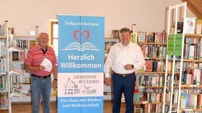 Bild: dü
Büchereileiter Georg Dürr (links) und Bürgermeister Stefan Braun gaben den Startschuss zur „Leser-Wunschbuch-Aktion“.