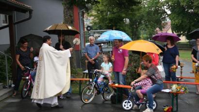 Bild: Werner Heinrich/exb
Pater Robin segnete auch die Räder und Kettcars der Kinder.