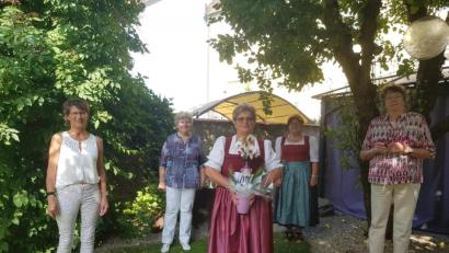 Bild: gi
Zum 70. Geburtstag von Martha Kiesbauer (Mitte) gratulieren die Frauen-Union durch Vorsitzende Lisa Schieder (links), der Frauenbund durch Vorsitzende Angela Striegl (Zweite von links) und Vorstandsmitglied Elisabeth Reger (rechts) sowie Marga Braun (Zweite von rechts) für die Veeh-Harfen-Gruppe.