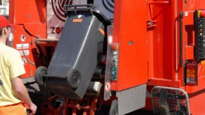 Symbolbild: Petra Hartl
Tour mit Folgen: Ein Mitarbeiter der Müllabfuhr wurde von einem Kanaldeckel am Kopf getroffen.