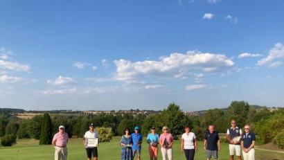 Bild: Irmgard Hecht/exb
GC-Präsident Wolfgang Ries (von links) mit den Turnier-Gewinnern Klaus Mayerhöfer, Angela Wölfel, Dr. Manfred Wölfel, Wolfgang Beer, Christine Schöner, Brigitte Schönberger, Albert Saller, Jan Motlik und Horst Röder.