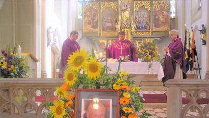 Bild: tu
Stadtpfarrer Pater Hans Ring, Pater Provinzial Thomas Vanek und Domkapitular Josef Kreiml (von links) zelebrieren den Trauergottesdienst für Pater Karl Reber.
