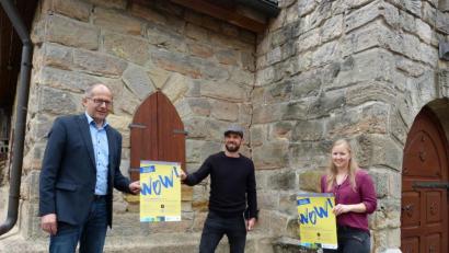 Bild: Jugendmedienzentrum T1/exb
Startschuss (an der ersten Station der Schnitzeljagd) mit Bürgermeister Roman Schäffler (von links) und T1-Leiter Philipp Reich.