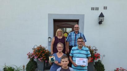 Bild: Brigitte Meyer/exb
Ursula und Claus Kulla (Mitte) aus Nürnberg lösten in Wernersreuth ihren Gewinn ein. Begrüßt wurden sie in der Ferienwohnung „Alter Pfarrhof“ von den Gastgebern Brigitte und Klaus Meyer (hinten). Vorne im Bild Paul Meyer.