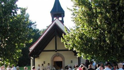 Bild: ld
Eine solche Feier wie beim 25jährigen Gründungsfest des Kapellenbauvereins, bei dem Pater Joy und Pfarrer Bernd Philipp gemeinsam Gottesdienst gefeiert haben, wird es diesen Samstag nicht geben. Der Schutz vor Covid-19 verlangt Abstand. Doch der Platz an der Kapelle ist groß.