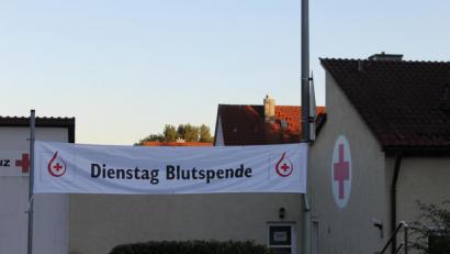 Bild: fks
BRK-Bereitschaftsleiter Sven Lehner freut sich über die Unterstützung von Stadthallenpächter Michael Wirth. Spendetermine mit mehr als 260 Personen, wie im vergangenen Juni, wären im BRK-Rettungszentrum nicht durchführbar.