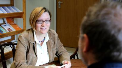 Bild: Bistum Regensburg/Jakob Schötz
Marianne Brandl leitet die Fachstelle Sekten- und Weltanschauungsfragen im Bistum Regensburg. Die Diplomtheologin berät zu allen Fragen der Weltanschauung – also auch zum Thema Verschwörungsmythen.