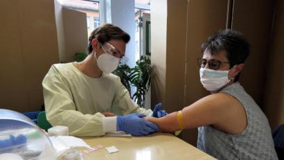 Bild: ubb
Die erste Testreihe für die Antikörper-Studie im Landkreis Tirschenreuth läuft sehr gut. Am Ende werden es wahrscheinlich über 4000 Testpersonen sein, die mitmachen. In Wiesau nahm Uni-Student Tim Fitz aus Erlangen am Mittwoch Christine Feldsmann aus Pleußen Blut ab.