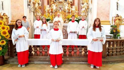 Bild: Pfarrbüro St. Emmeram Münchenreuth/exb
Sieben Ministranten wurden in der Pfarrei Münchenreuth verabschiedet. Mit im Bild Pfarrgemeinderatssprecherin Bettina Männer (hinten links) und Pater Friedhelm Czinczoll (hinten, Mitte).
