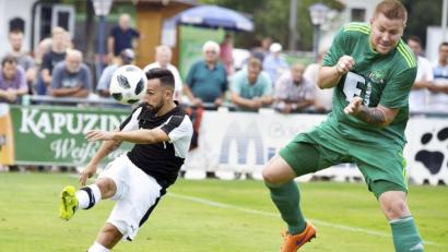 Bild: Hubert Ziegler
Einst Kontrahenten, künftig Teamkollegen: Routinier Oliver Gorgiev (links) lotste den Ex-Ammerthaler Michael Jonczy (rechts) nun nach Gebenbach. Als Ersatz für Marco Seifert, der sich einen Kreuzbandriss zugezogen hat.