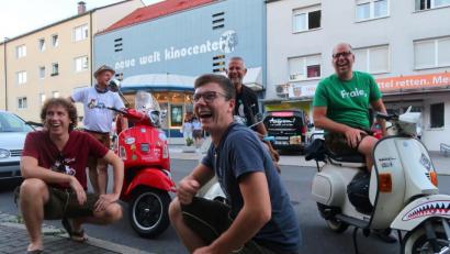 Bild: Kunz
Riesengaudi. Julian und Thomas Wittmann (vorne) mit Mitgliedern des Vespa-Clubs "Rio Nero".