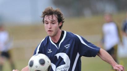 Bild: a
Aurélien Vézard selbst am Ball: Der Mittelfeldspieler des FC Weiden-Ost hat neben der deutschen auch die französische Staatsbürgerschaft, drückt aber am Sonntag beim Champions-League-Finale dem FC Bayern die Daumen.