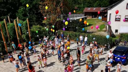 Bild: gz
Die Kinder ließen am Kommunbrauhaus zahlreiche bunte Luftballons steigen und hoffen, dass der Adressanhänger aus der Ferne wieder zurück kommen wird.