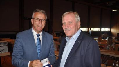 Bild: ws
Für die 18-jährige Tätigkeit als Stadtrat wurde Felix Schmidt (rechts) von Bürgermeister Franz Stahl die Bürgermedaille in Silber überreicht.