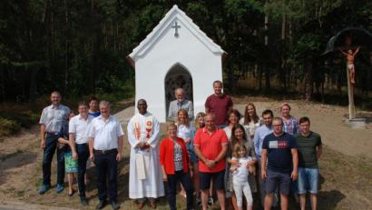 Bild: Werner Schönberger/exb
Pater Robert segnete die renovierte Kapelle auf dem Kalvarienberg in Rottendorf.