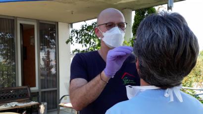 Bild: BRK-Kreisverband Tirschenreuth/exb
Im Seniorenzentrum Kemnath Haus Falkenstein werden aktuell Bewohner und Mitarbeiter auf das Coronavirus getestet. Das Bild zeigt wie Dr. Ralf Cronenberg bei einer Mitarbeiterin einen Abstrich vornimmt.
