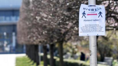 Bild: Gabi Schönberger
„Abstand halten“ lautet eine der Regeln zum Schutz vor einer Infektion mit dem Coronavirus. Im Kreis Neustadt wurden bisher 400 Verstöße angezeigt, vor allem wegen Aufenthalten im öffentlichen Raum ohne triftigen Grund, Treffen ohne Berücksichtigung der Infektionsschutzmaßnahmen und Verstößen gegen die Maskenpflicht.