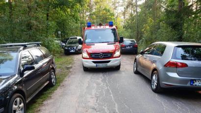 Bild: Andreas Eckert/exb
Schon für das kleine Fahrzeug der Feuerwehr Dießfurt ist es rund um den Freizeitsee eng, wenn viele Badegäste da sind.