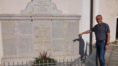 Bild: bö
"Ein Stück Tradition und Heimatgeschichte wird damit erhalten" – die Mitglieder der neuen Krieger- und Reservistenkameradschaft haben das Ehrenmal an der Pfarrkirche Maria Himmelfahrt saniert. Dafür bedankte sich Bürgermeister Erwin Geitner bei den Helfern der Vereinsgemeinschaft.