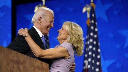 Bild: Andrew Harnik/dpa
Joe Biden, demokratischer Präsidentschaftskandidat, umarmt seine Frau Jill Biden nach seiner Rede auf dem Parteitag der US-Demokraten.