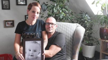 Bild: Gabi Schönberger
Ilona und Timo Stamminger aus Neustadt vermissen ihre Louisa sehr. Mit erst 17 Monaten starb ihr Baby in Folge eines aggressiven Hirntumors. Nun ist der Herzenswunsch der Familie ein Grabstein für Louisa. Doch den können sich die Stammingers aktuell nicht leisten.