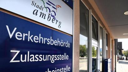 Bild: Petra Hartl
Die Zulassungsstelle der Stadt Amberg am Pfalzgrafenring 3 ist wegen des Coronavirus noch immer nicht für den regulären Parteiverkehr geöffnet. Wer einen Termin vereinbart, dessen Kfz-Anmeldung wird aber in nur ein bis zwei Tagen bearbeitet, verspricht die Stadt.