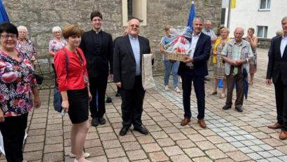 Bild: cro
Vordere Reihe v.l. Kirchenverwaltungsmitglied Christina Rosner , Frauenbundvorsitzende Sonja Sczech, Pfarrer Georg Gierl, Pater Darius Stuzk, 1. Bürgermeister Thomas Meiler, Kirchenpfleger Josef Völkl.
