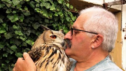 Bild: ubb
Ziemlich beste Freunde: Die Eule Maja und Josef Freundl verstehen sich bestens.