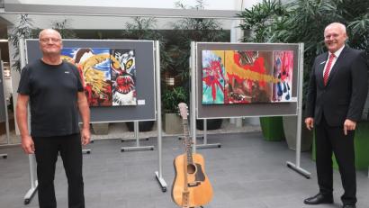 Bild: Hirsch
Künstler Matthias Böhm (links) und Gebietsdirektor Wolfgang Heining (rechts) eröffneten in den Räumen der Schwandorfer Sparkasse die Ausstellung "music meets art".